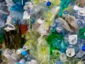 Góra plastiku, butelki po napojach, opakowania po jogurtach, słomki i inne odpady, które można zaklasyfikować jako kod odpadu 20 03 01.