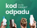 Co to jest kod odpadu? Na zielonym tle, cztery dłonie trzymają: zgniecioną butelkę plastikową, puszkę, papier i szklaną butelkę.
