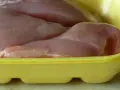 Surowe mięso drobiowe w żółtej tacce. Po zużyciu, gdzie wyrzucać plastikowe opakowania po mięsie? Do plastiku.