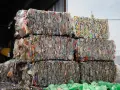 Skompresowane kostki plastikowych butelek w sortowni odpadów.