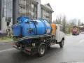 Ciężarówka do wywozu szamba na ulicy. Sprawdź wywóz szamba cennik, aby poznać koszty usługi.