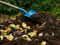 Kopiec kompostu z resztkami warzyw i owoców, gotowy do przerzucenia łopatą. Idealny materiał, by dowiedzieć się, czym posypać kompostownik.