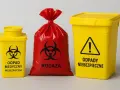Żółte pojemniki i czerwony worek z symbolem biohazardu. Oznaczenia wskazują na kod odpadów medycznych i niebezpiecznych.