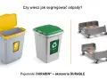 Pojemniki na odpady plastik i szkło, obok wózki do ich transportu. Prawidłowy kod odpadu ułatwia segregację.