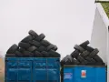 Stosy opon czekają na recykling. Recykling opon opłacalność to klucz do zrównoważonego rozwoju.