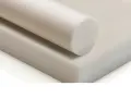 Biały, okrągły pom. leży na białej, płaskiej płycie.