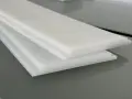 Stos poliamidowych płyt w kolorze białym.