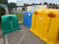 Trzy pojemniki do segregacji: zielony na szkło, niebieski na papier, żółty na plastik. Tu dowiesz się, gdzie wyrzucić opakowanie po chipsach.
