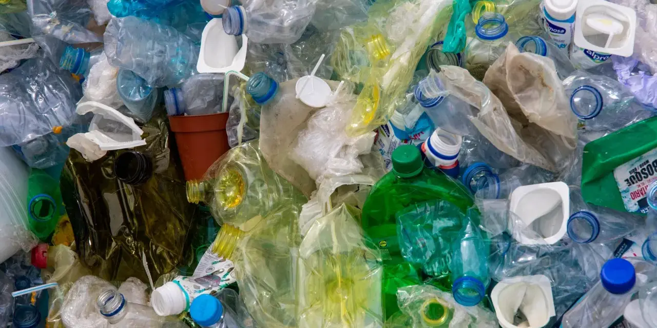 Góra plastiku, butelki po napojach, opakowania po jogurtach, słomki i inne odpady, które można zaklasyfikować jako kod odpadu 20 03 01.