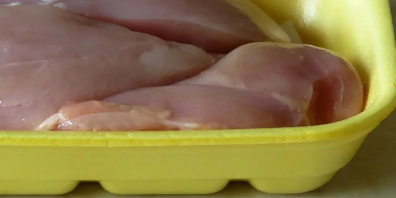 Surowe mięso drobiowe w żółtej tacce. Po zużyciu, gdzie wyrzucać plastikowe opakowania po mięsie? Do plastiku.