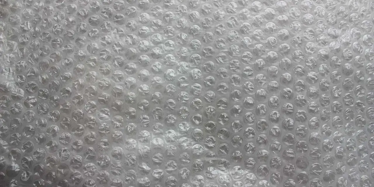 Gdzie wyrzucić folię bąbelkową? Poznaj zasady recyklingu i uniknij błędów