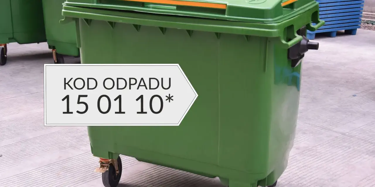 Zielony kontener na odpady z oznaczeniem KOD ODPADU 15 01 10*.