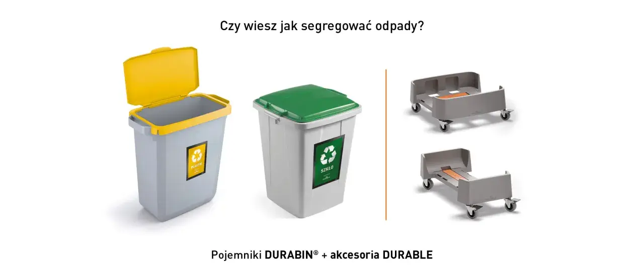Pojemniki na odpady plastik i szkło, obok wózki do ich transportu. Prawidłowy kod odpadu ułatwia segregację.