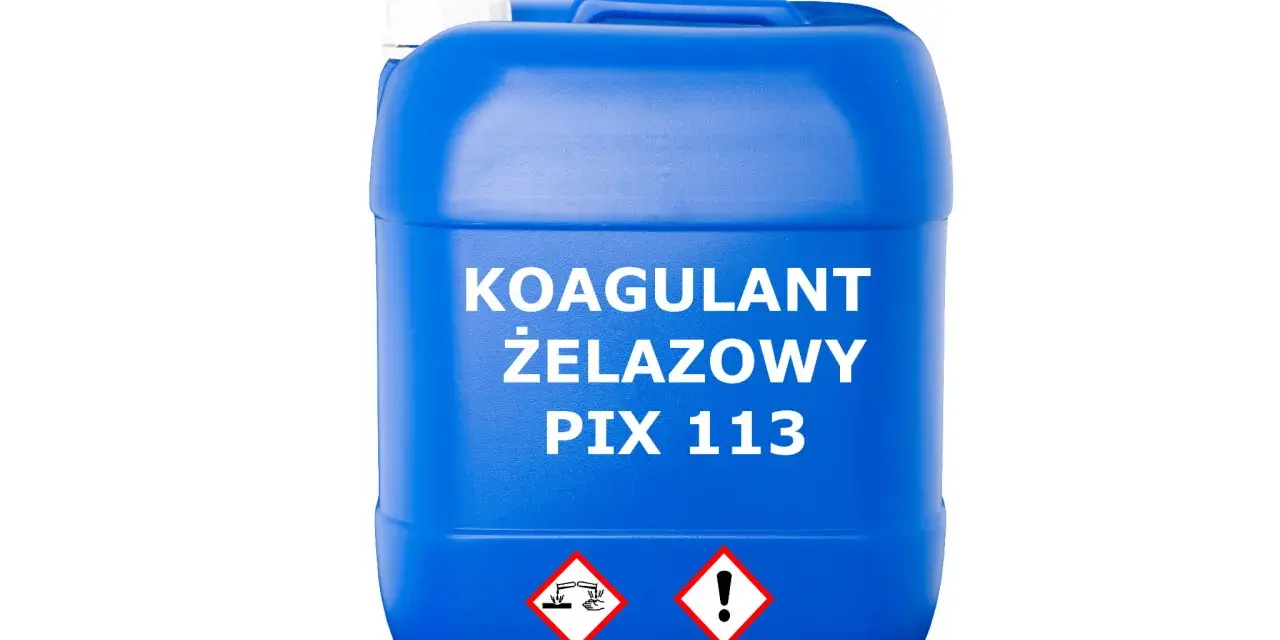 Niebieski kanister z białym napisem "KOAGULANT ŻELAZOWY PIX 113" i symbolami ostrzegawczymi.
