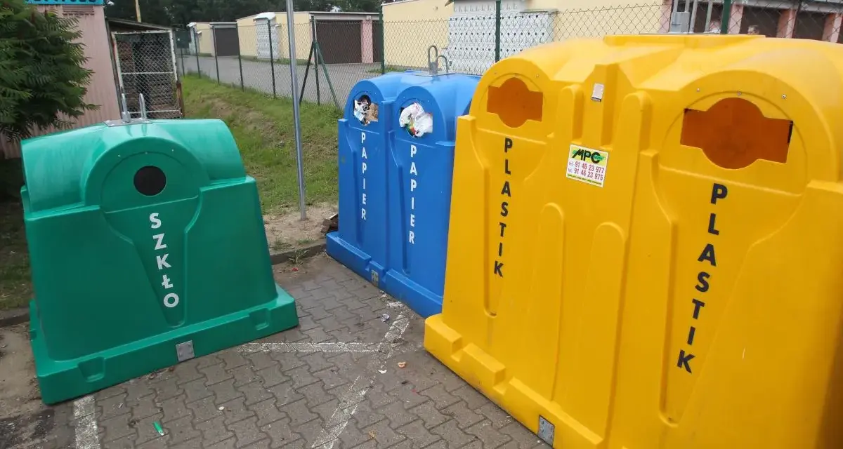 Trzy pojemniki do segregacji: zielony na szkło, niebieski na papier, żółty na plastik. Tu dowiesz się, gdzie wyrzucić opakowanie po chipsach.