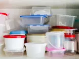 Stos pojemników na żywność, niektóre z kolorowymi pokrywkami. Uważaj na ftalany w plastiku.