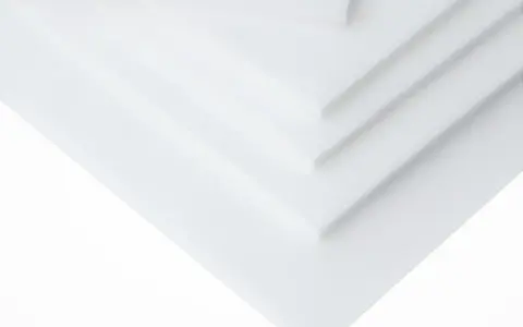 Kilka białych arkuszy tarflenu ułożonych warstwowo, tworzących geometryczny wzór.