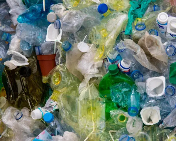 Góra plastiku, butelki po napojach, opakowania po jogurtach, słomki i inne odpady, które można zaklasyfikować jako kod odpadu 20 03 01.