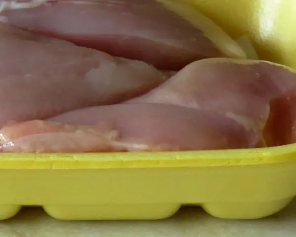 Surowe mięso drobiowe w żółtej tacce. Po zużyciu, gdzie wyrzucać plastikowe opakowania po mięsie? Do plastiku.