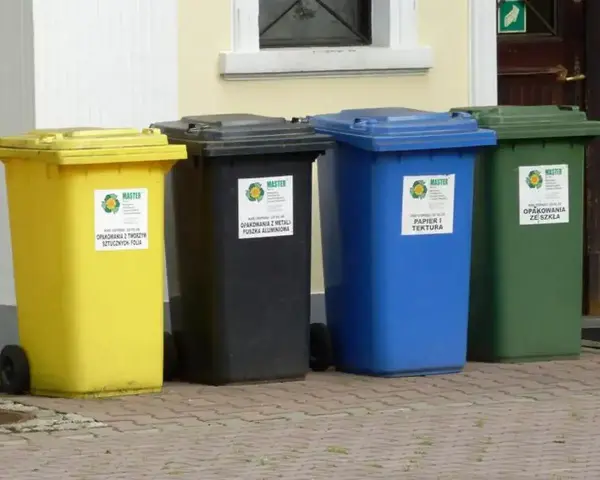 Kolorowe pojemniki na śmieci: żółty na tworzywa, czarny na metale, niebieski na papier, zielony na szkło. Gdzie wyrzucić opakowanie po galaretce? Sprawdź etykiety!