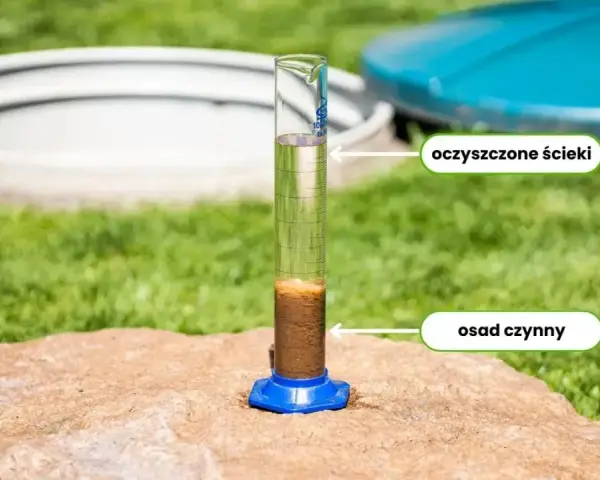 Osad czynny w probówce, pokazujący co zabija bakterie w oczyszczalni. Powyżej widać oczyszczone ścieki.