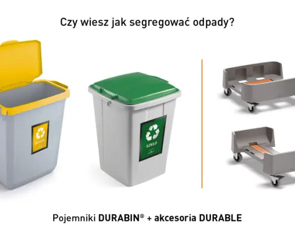 Pojemniki na odpady plastik i szkło, obok wózki do ich transportu. Prawidłowy kod odpadu ułatwia segregację.