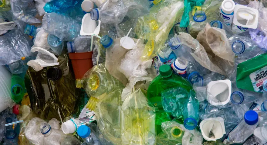 Góra plastiku, butelki po napojach, opakowania po jogurtach, słomki i inne odpady, które można zaklasyfikować jako kod odpadu 20 03 01.