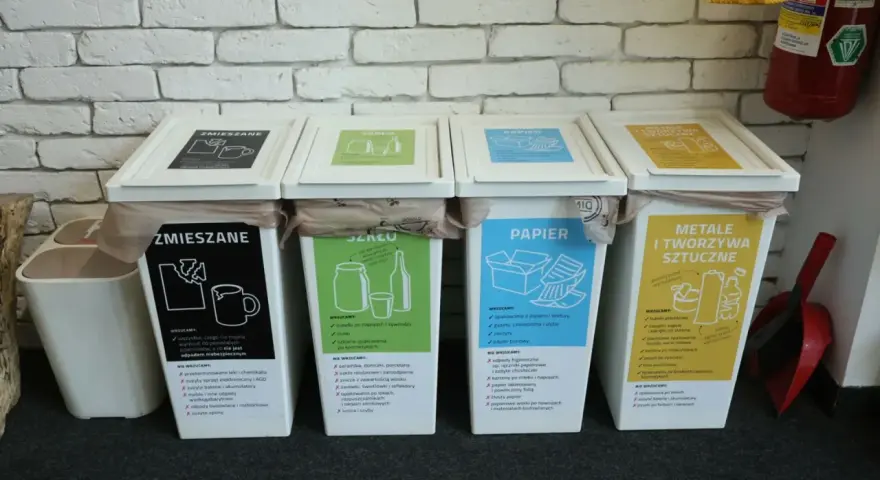 Pojemniki do segregacji odpadów: zmieszane, szkło, papier, metale i tworzywa sztuczne. Gdzie wyrzucić długopis? Do zmieszanych.