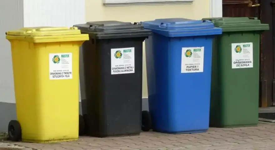 Kolorowe pojemniki na śmieci: żółty na tworzywa, czarny na metale, niebieski na papier, zielony na szkło. Gdzie wyrzucić opakowanie po galaretce? Sprawdź etykiety!
