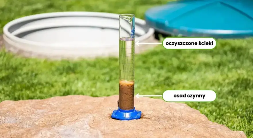Osad czynny w probówce, pokazujący co zabija bakterie w oczyszczalni. Powyżej widać oczyszczone ścieki.