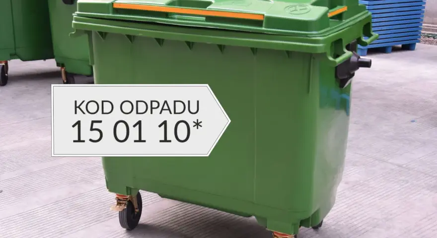 Zielony kontener na odpady z oznaczeniem KOD ODPADU 15 01 10*.