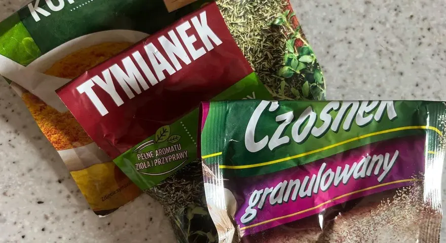 Opakowania po przyprawach: kurkuma, tymianek, czosnek granulowany.
