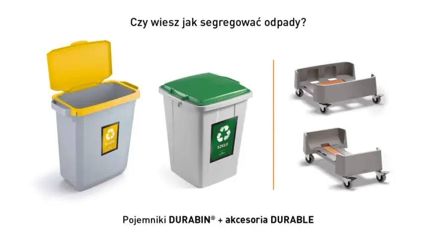 Pojemniki na odpady plastik i szkło, obok wózki do ich transportu. Prawidłowy kod odpadu ułatwia segregację.
