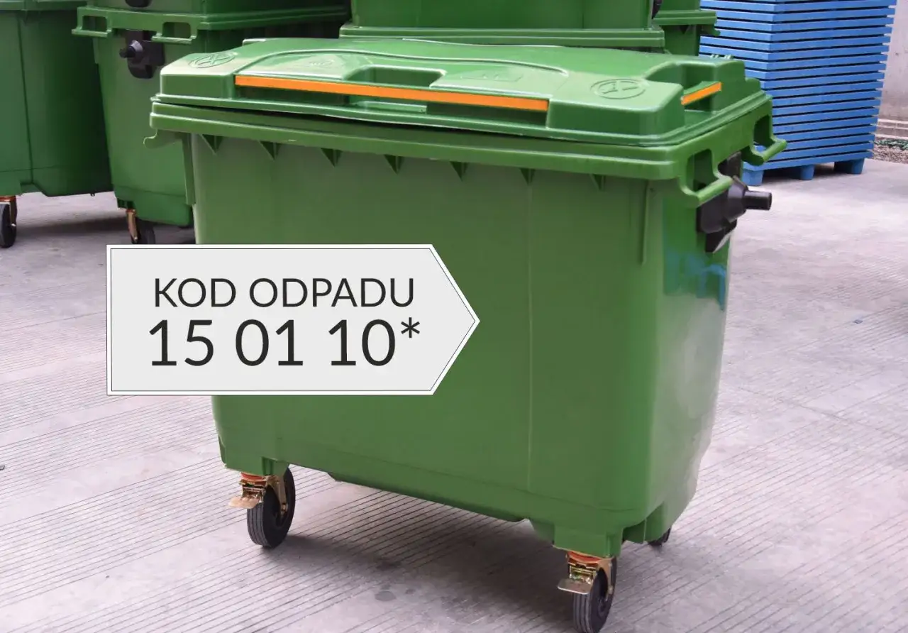 Zielony kontener na śmieci z oznaczeniem KOD ODPADU 15 01 10*.