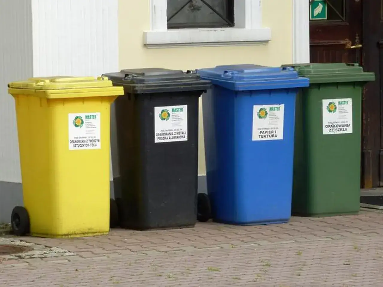 Cztery kosze na śmieci: żółty (tworzywa sztuczne, folia), czarny (metale, puszki), niebieski (papier, tektura) i zielony (szkło). Gdzie wyrzucić opakowanie po galaretce? Do żółtego kosza!