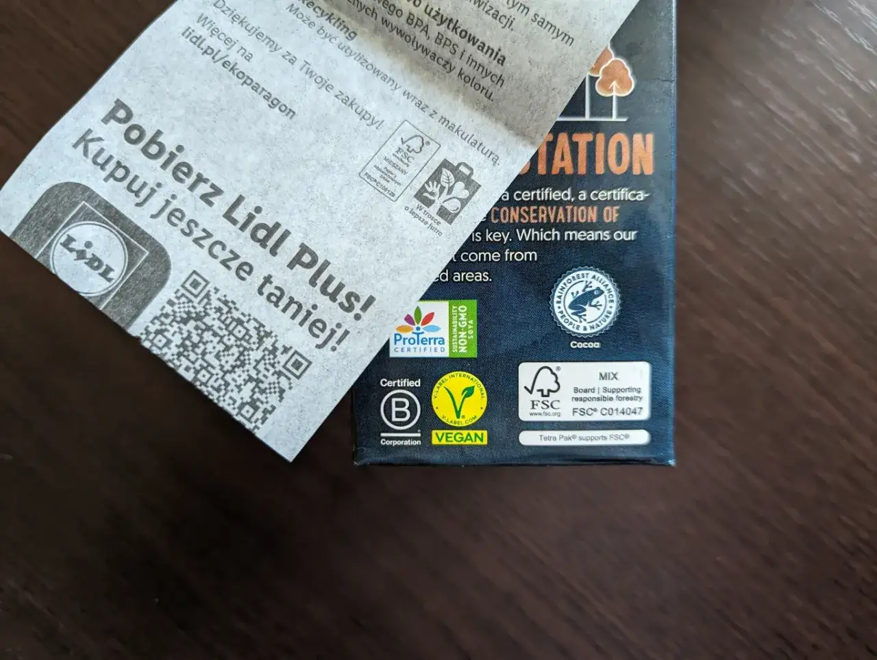 Etykieta z informacją o recyklingu i kodem QR. Zastanawiasz się, gdzie wyrzucać paragony? Ten materiał można utylizować z makulaturą.
