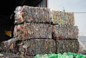 Skompresowane kostki plastikowych butelek w sortowni odpadów.